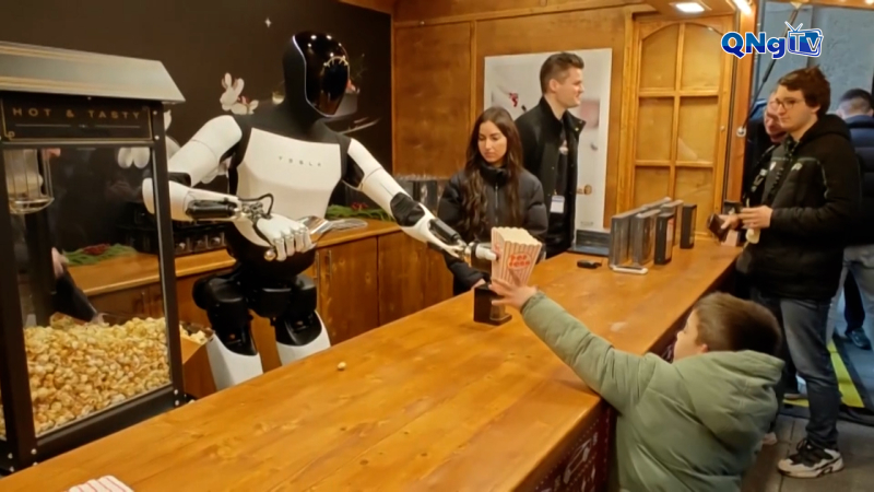 Tesla tr&igrave;nh diễn robot h&igrave;nh người tại Đức 