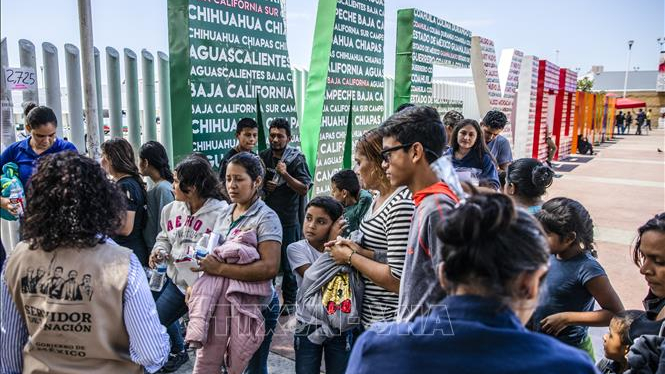 Mỹ tăng trợ cấp cho người nhập cư tự nguyện "trục xuất"