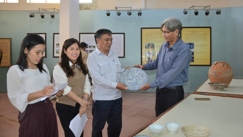 Hiến tặng cổ vật cho Bảo t&agrave;ng Tổng hợp tỉnh Quảng Ng&atilde;i 