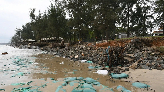 Triều cường x&acirc;m thực b&atilde;i biển Mỹ Kh&ecirc;