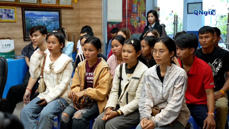 Trường Cao đẳng Quảng Ng&atilde;i tiếp nhận 16 sinh vi&ecirc;n L&agrave;o