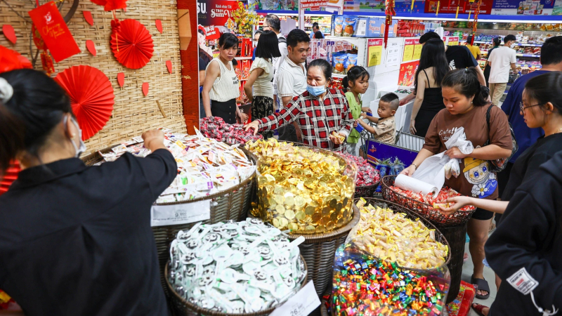 Nhiều người ti&ecirc;u d&ugrave;ng d&egrave; dặt sắm Tết