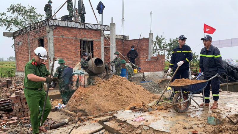 Khắc phục cơ sở hạ tầng, ổn định cuộc sống của nh&acirc;n d&acirc;n sau b&atilde;o lũ tại Trung Bộ 