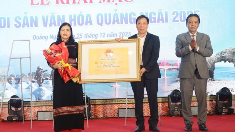 Quảng Ng&atilde;i đ&oacute;n nhận bằng xếp hạng Di t&iacute;ch quốc gia cổng T&ograve; V&ograve;