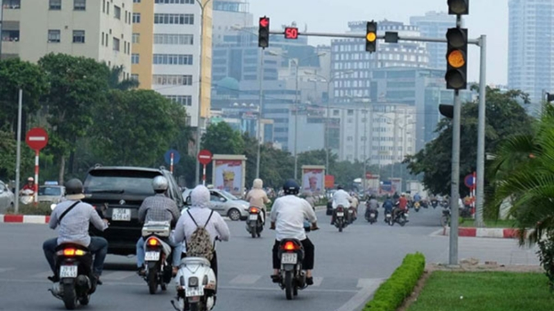 Vượt đ&egrave;n v&agrave;ng c&oacute; thể bị phạt đến 22 triệu đồng, trừ 10 điểm bằng l&aacute;i 