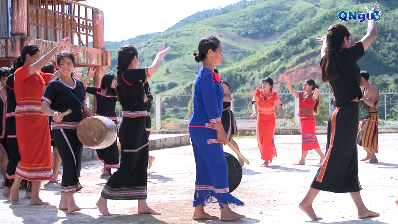 Vang m&atilde;i &acirc;m sắc người Xơ Đăng