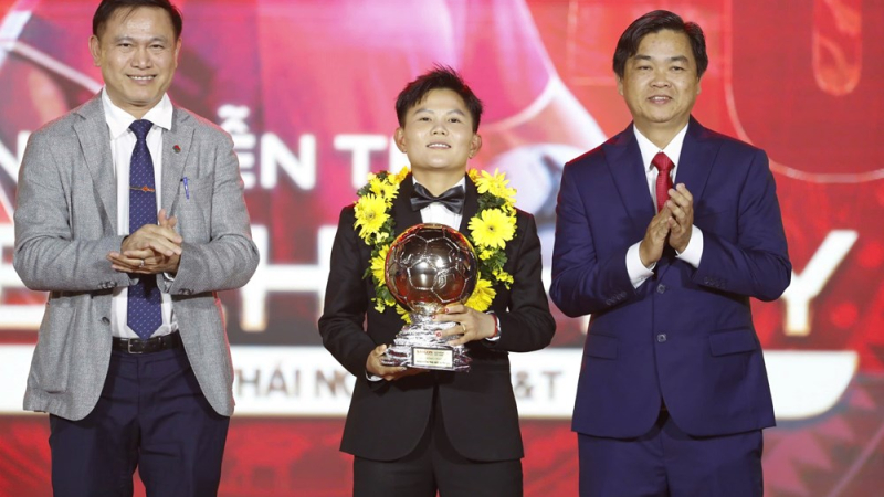 Nguyễn B&iacute;ch Th&ugrave;y lần đầu ti&ecirc;n được vinh danh Quả b&oacute;ng V&agrave;ng nữ 2025 