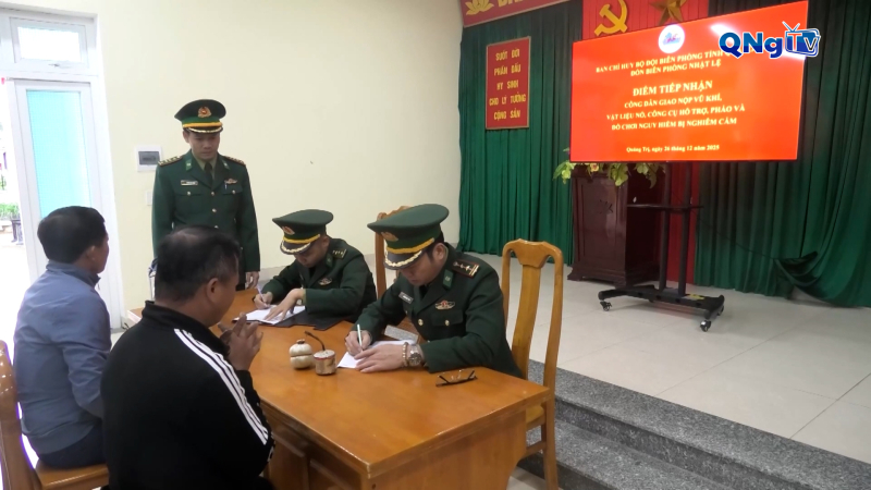 Người d&acirc;n tự nguyện giao nộp vũ kh&iacute; tự chế, vật liệu nổ