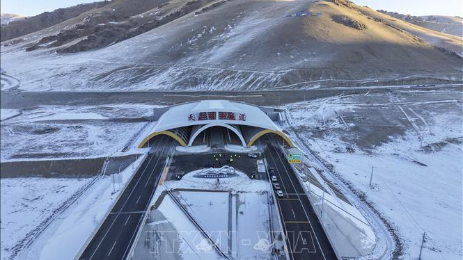 Ch&iacute;nh thức th&ocirc;ng xe đường hầm cao tốc d&agrave;i nhất thế giới