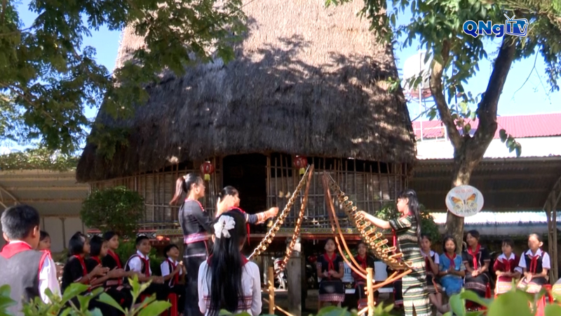 Đưa đ&agrave;n T&rsquo;rưng v&agrave;o trường học