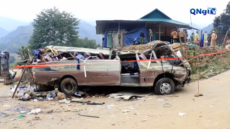 Nguy&ecirc;n nh&acirc;n vụ lật xe chở đo&agrave;n thiện nguyện ở L&agrave;o Cai 