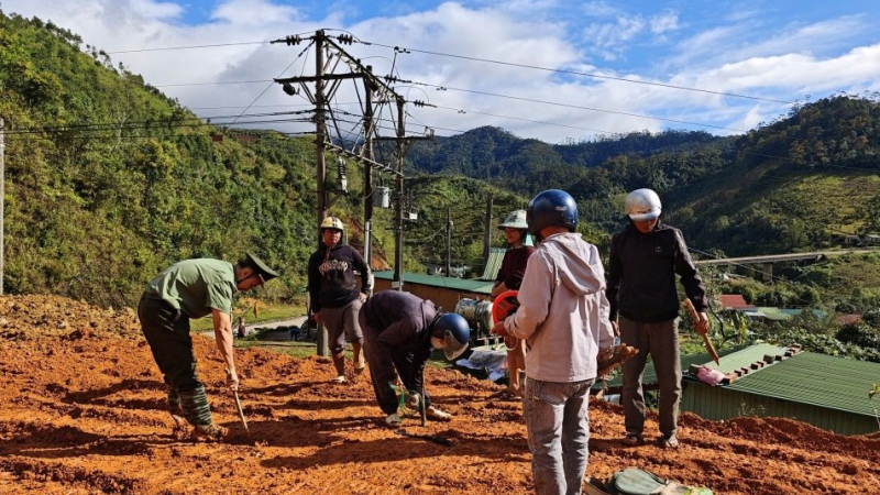 Quảng Ng&atilde;i chung tay khắc phục hậu quả thi&ecirc;n tai