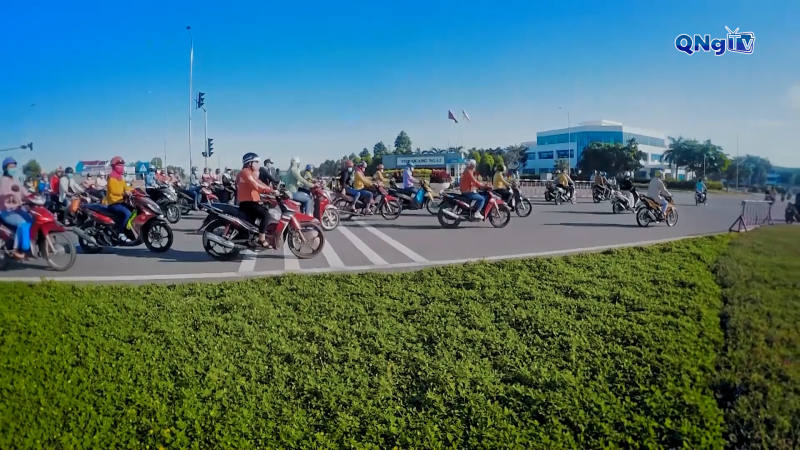 C&ocirc;ng đo&agrave;n Quảng Ng&atilde;i đồng h&agrave;nh c&ugrave;ng người lao động 