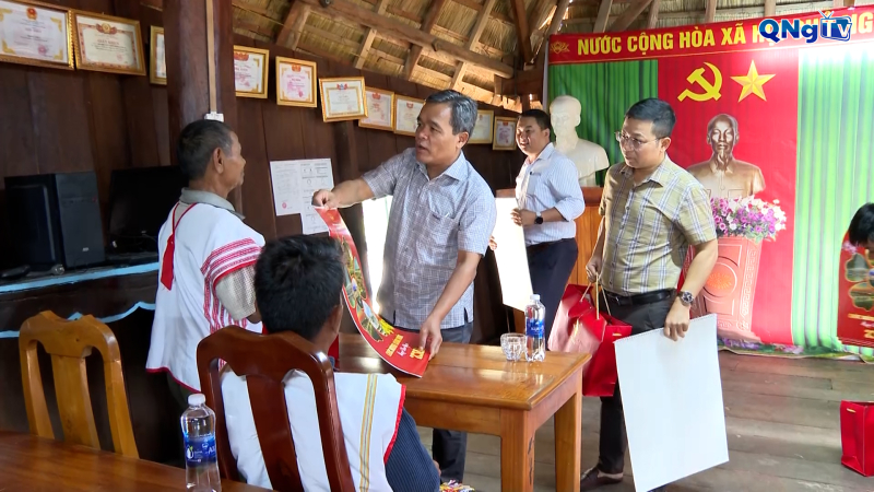 B&iacute; thư Tỉnh ủy thăm, tặng qu&agrave; tại x&atilde; M&ocirc; Rai