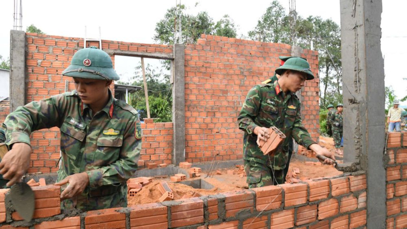 Quảng Ng&atilde;i thần tốc x&acirc;y dựng nh&agrave; cho người d&acirc;n đ&oacute;n Tết