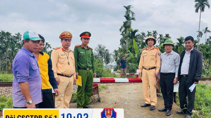 Đ&oacute;ng lối đi tự mở qua đường sắt