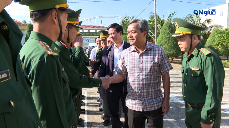 B&iacute; thư Tỉnh ủy thăm Đồn Bi&ecirc;n ph&ograve;ng L&yacute; Sơn