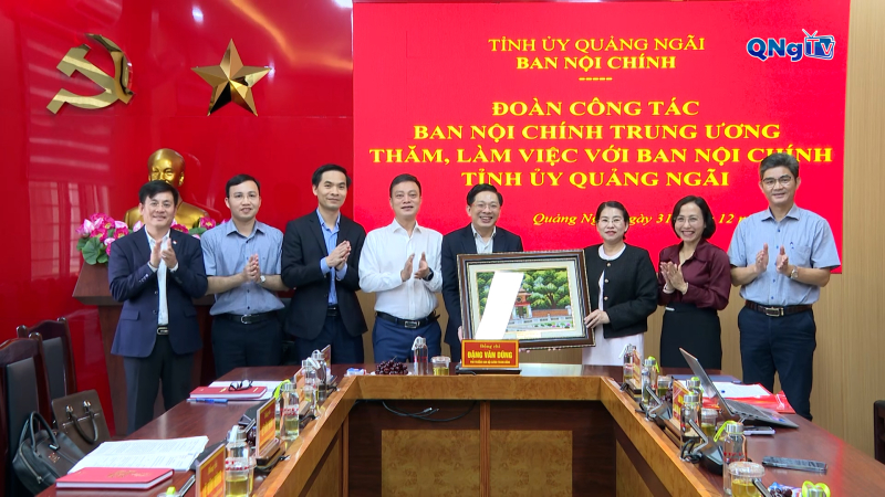 Ban Nội ch&iacute;nh Trung ương thăm, l&agrave;m việc tại Quảng Ng&atilde;i