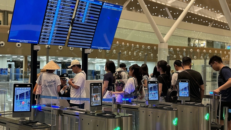 Kh&aacute;ch qua T&acirc;n Sơn Nhất v&agrave; Nội B&agrave;i tăng mạnh dịp Tết Dương lịch 