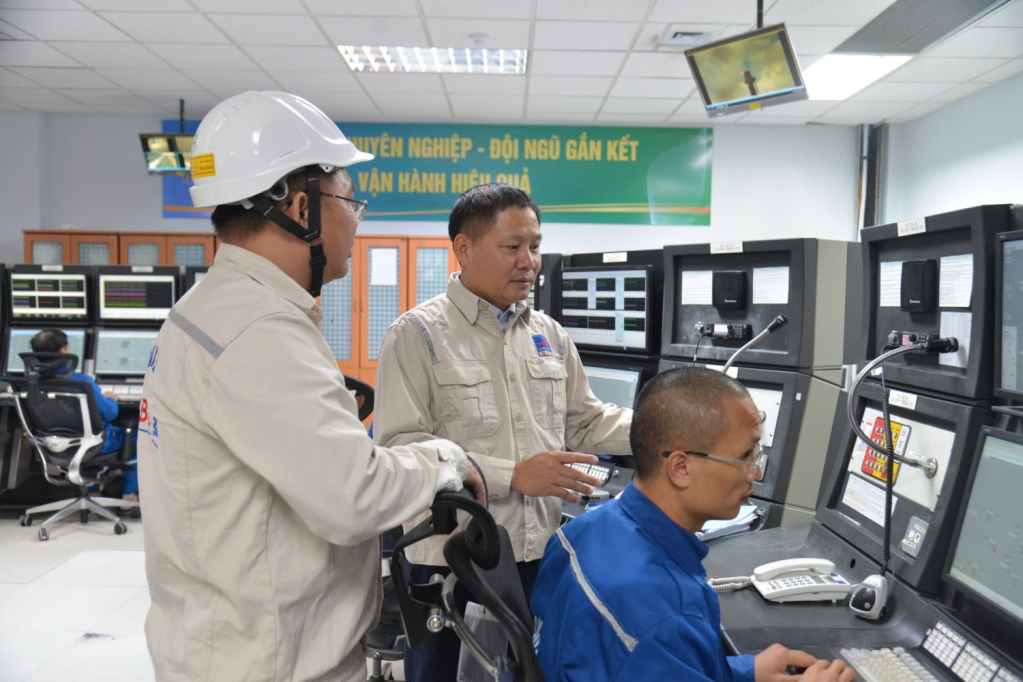 Chủ tịch HĐQT BSR Bùi Ngọc Dương kiểm tra công tác vận hành tại Phòng điều khiển trung tâm NMLD Dung Quất.