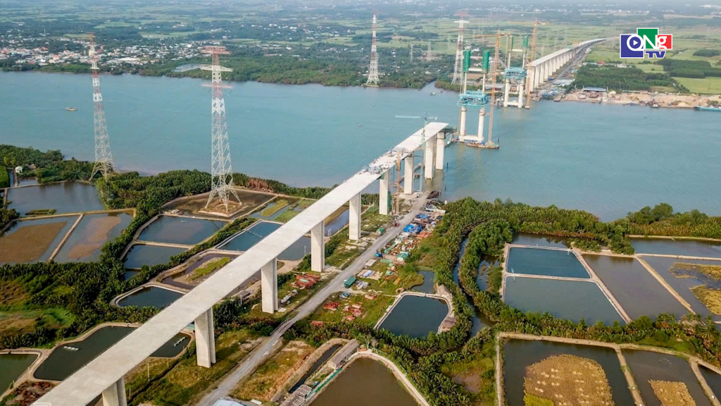 Công trường cầu Phước Khánh trên cao tốc Bến Lức - Long Thành đã ngưng thi công nhiều năm nay. Ảnh: Quỳnh Trần