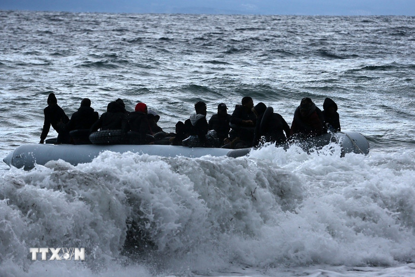 Người di cư trên trên thuyền ở ngoài khơi đảo Lesbos, Hy Lạp. Ảnh: THX/TTXVN