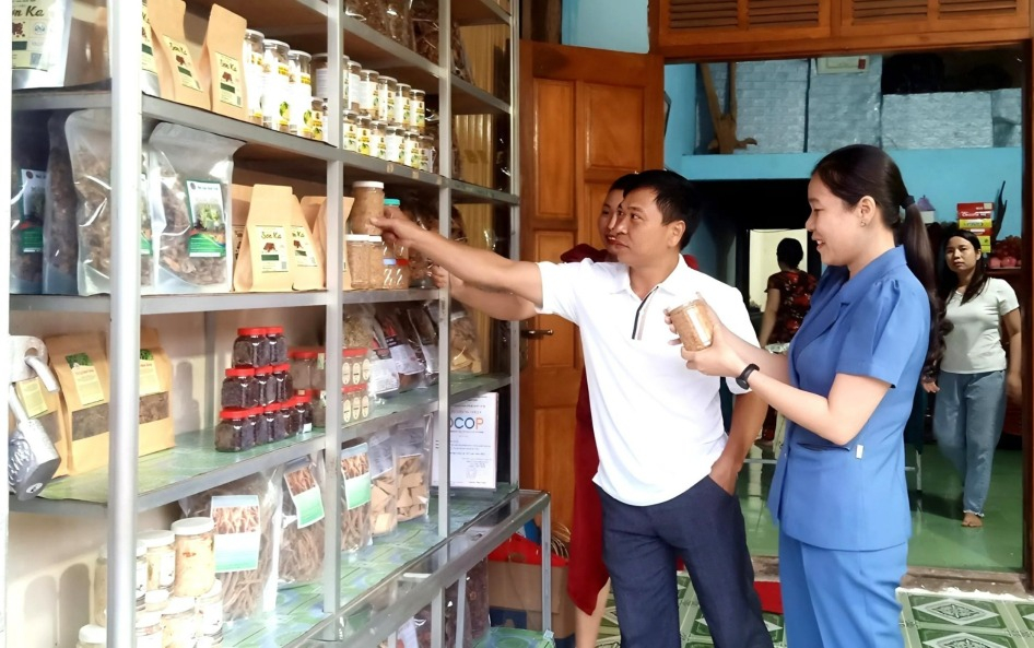 Cửa hàng trưng bày, giới thiệu sản phẩm OCOP xã Đăk Rve thu hút đông đảo người dân và du khách đến tham quan, mua hàng. Ảnh: ĐVCC
