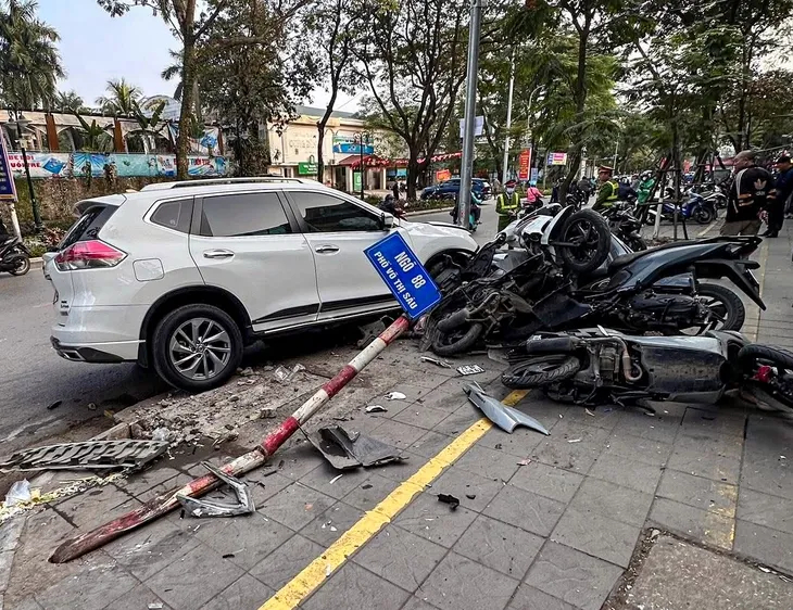 Ô tô tông liên hoàn ở Hà Nội làm 1 người bị thương - Ảnh: BTT