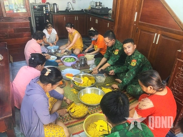  Chiến sĩ Đồn Biên phòng Sa Huỳnh cùng Hội Phụ nữ phường Sa Huỳnh chế biến thực phẩm chuẩn bị cho “Bữa sáng yêu thương”. 