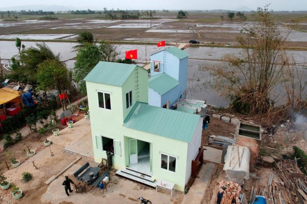 Những ngôi nhà trong “Chiến dịch Quang Trung” tại xã Hòa Thịnh nằm bên cánh đồng - Ảnh: XC