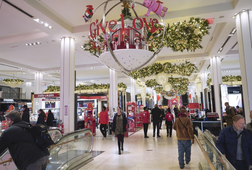 Người tiêu dùng mua sắm dịp Black Friday tại cửa hàng ở Virginia, Mỹ. Ảnh: Kyodo/TTXVN