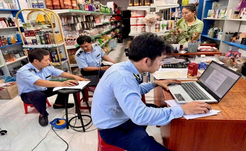 Trong giai đoạn mới còn nhiều khó khăn, hạn chế nhưng lực lượng QLTT Quảng Ngãi luôn hoàn thành tốt nhiệm vụ, ổn định thị trường. Ảnh: Tuệ Lâm