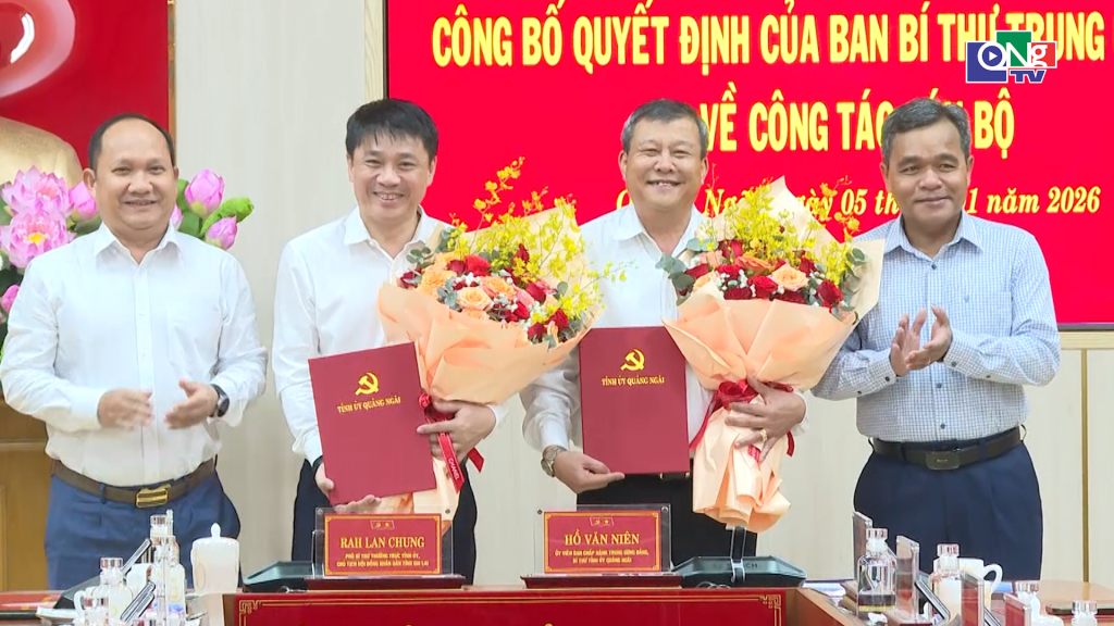 Ủy viên Trung ương Đảng, Bí thư Tỉnh ủy Hồ Văn Niên; Phó Bí thư Thường trực Tỉnh ủy, Chủ tịch HĐND tỉnh Gia Lai Rah Lan Chung trao quyết định, tặng hoa chúc mừng đồng chí Huỳnh Quốc Huy và đồng chí Thái Thanh Bình.