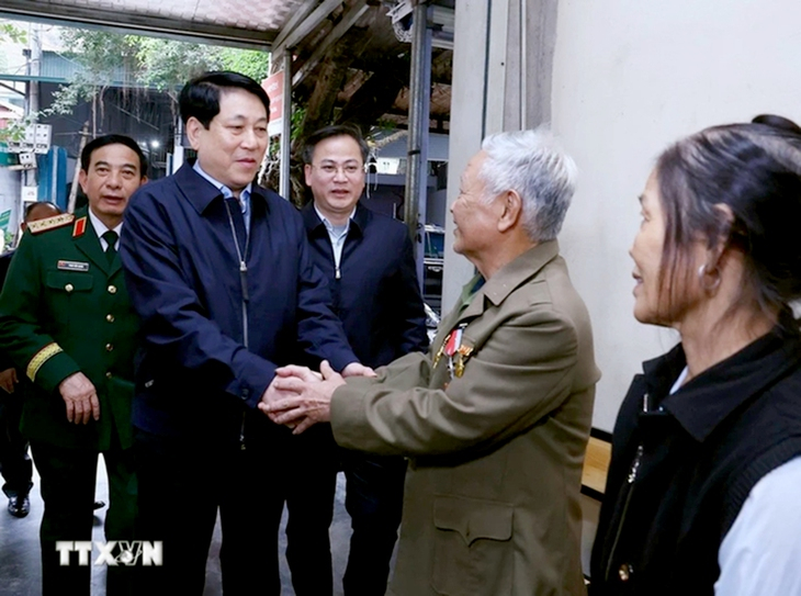 Chủ tịch nước Lương Cường trong một lần đến thăm, tặng quà gia đình thương binh tại xã Pa Tần, huyện Sìn Hồ, tỉnh Lai Châu - Ảnh: TTXVN