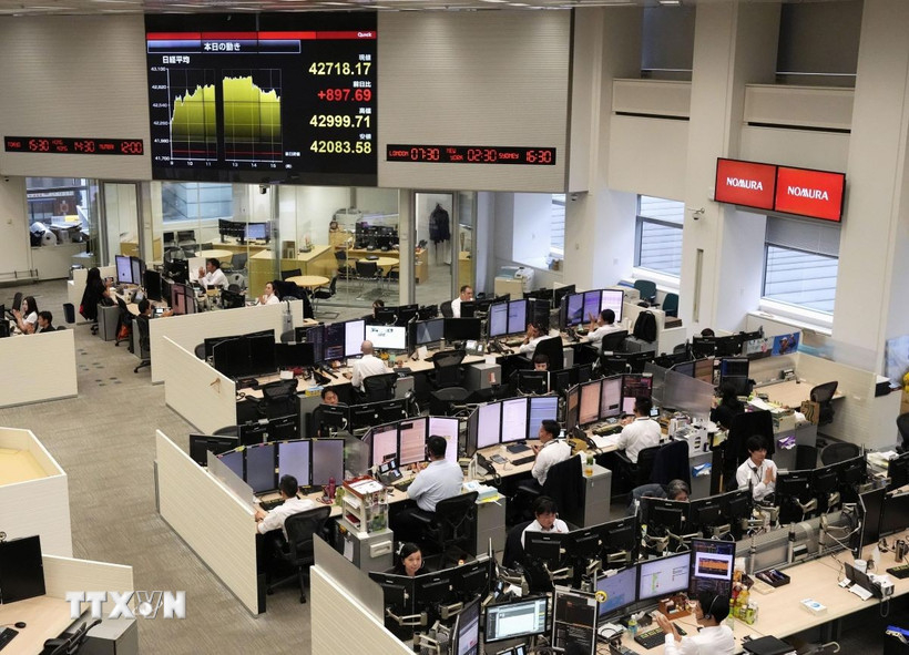 Quang cảnh phòng giao dịch tại một công ty chứng khoán ở Tokyo, Nhật Bản. Ảnh: Kyodo/TTXVN