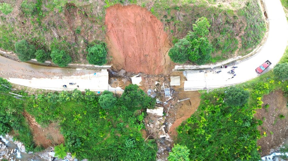 Hạ tầng giao thông trên địa bàn Quảng Ngãi bị thiệt hại nặng sau thiên tai, cần nguồn kinh phí rất lớn để khắc phục. Ảnh: Lê Danh