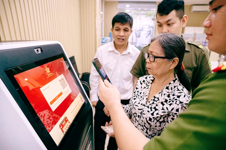 Công an hướng dẫn người dân đăng nhập hệ thống dữ liệu quốc gia thông qua VNeID tại Công an phường Sài Gòn (TP.HCM). Ảnh: Thanh Hiệp