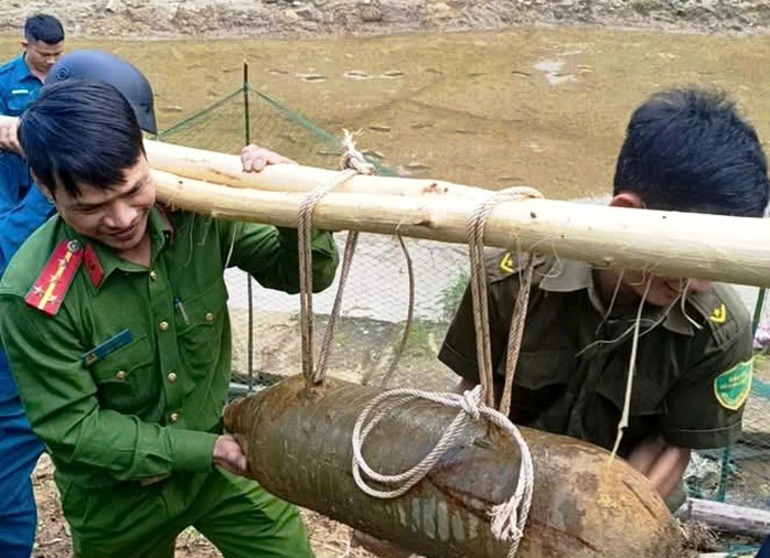 Lực lượng chức năng di dời quả bom.