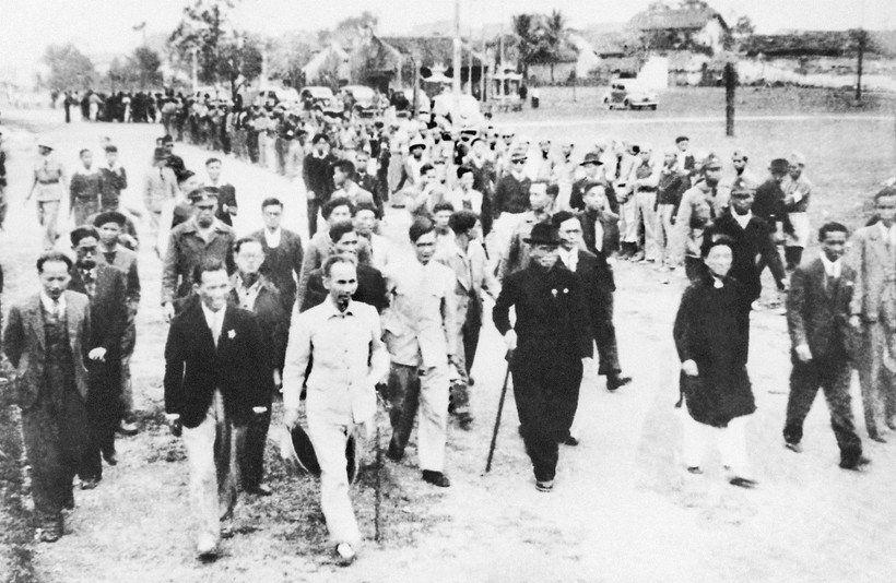 Nhân dân Hà Nội đón mừng Chủ tịch Hồ Chí Minh và các vị được giới thiệu ứng cử Đại biểu Quốc hội. Hà Nội, ngày 5/1/1946. Nguồn: Bảo tàng Hồ Chí Minh