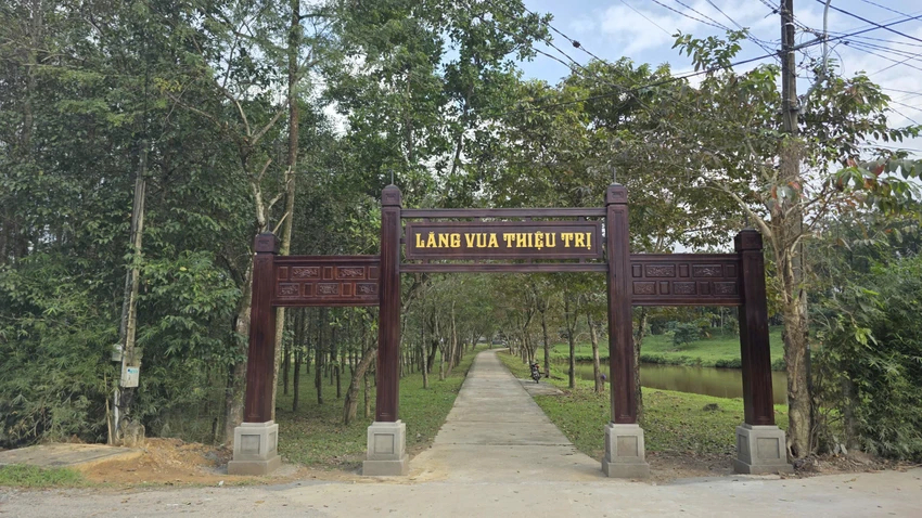 Cổng vào lăng vua Thiệu Trị được xây dựng tại vị trí tiếp giáp khu vực I bảo vệ di tích.