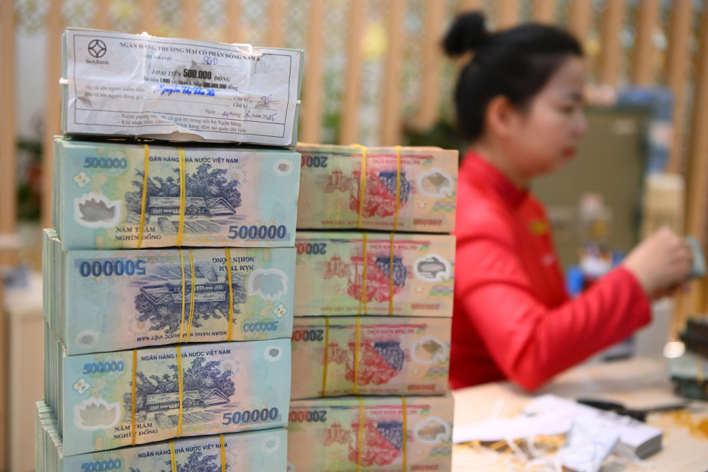 Giao dịch tiền mặt tại một ngân hàng. Ảnh: Giang Huy