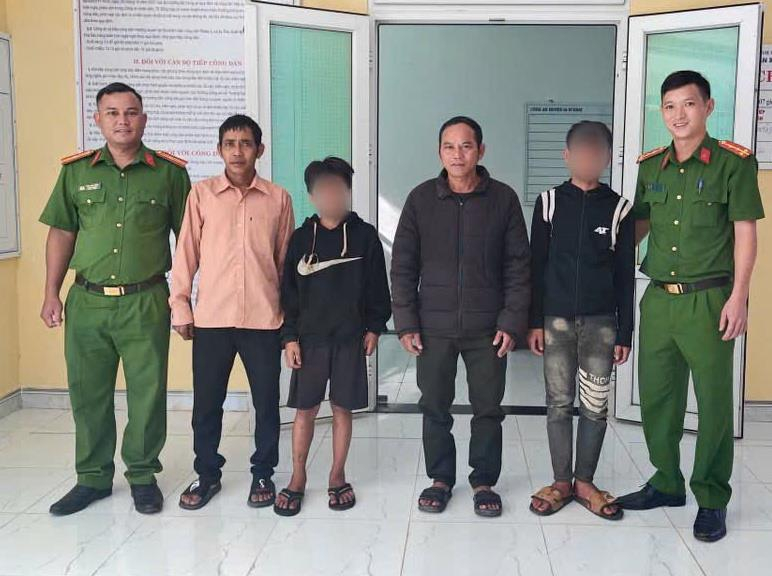 Công an xã Ia Tơi bàn giao hai thiếu niên cho gia đình.