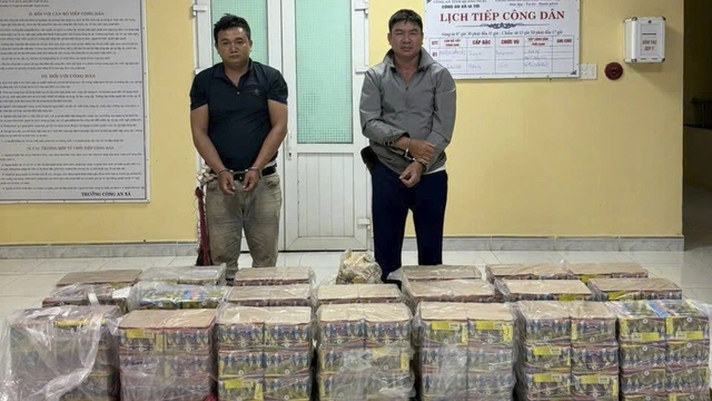 Hai nghi phạm Chanh Hoài và Tống Thanh Tùng cùng tang vật. Ảnh: Thành Sự