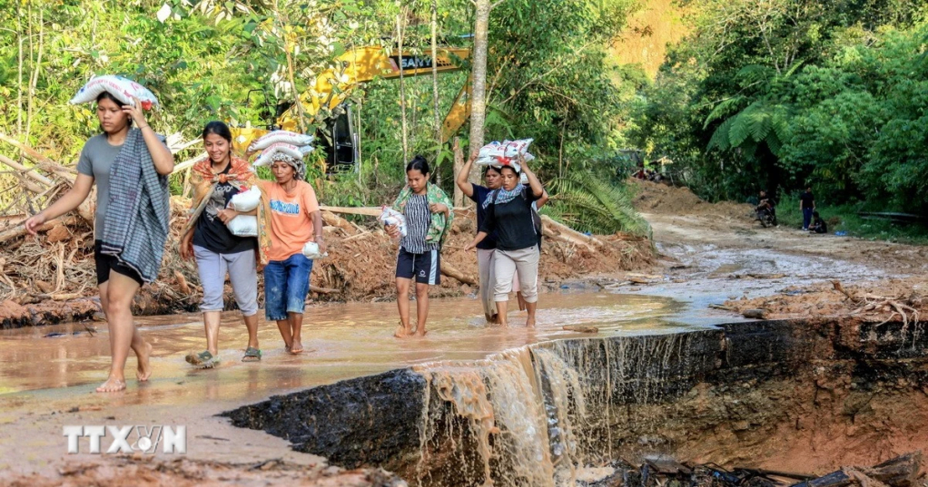 Người dân tại khu vực bị ảnh hưởng nặng nề bởi lũ lụt ở Bắc Sumatra, Indonesia nhận nhu yếu phẩm cứu trợ, ngày 2/12/2025. Ảnh: THX/TTXVN