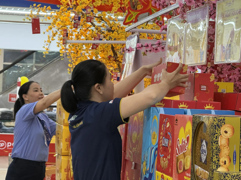 Các cửa hàng tạp hóa, siêu thị mini và điểm bán lẻ tại Quảng Ngãi dự trữ hàng hóa phục vụ thị trường Tết.