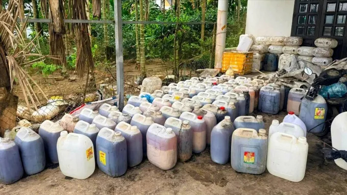 Lượng lớn dầu ăn, mỡ heo đã qua sử dụng được phát hiện tại sân nhà ông K. Ảnh: Công an xã Phước Giang