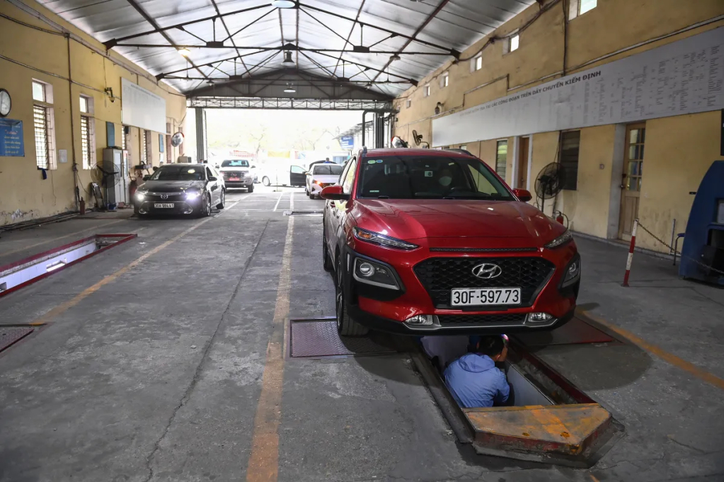Ôtô đăng kiểm trong một trung tâm đăng kiểm tại Hà Nội. Ảnh: Giang Huy
