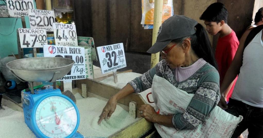 Người dân mua gạo tại khu chợ tại Manila (Philippines). Ảnh: AFP/TTXVN