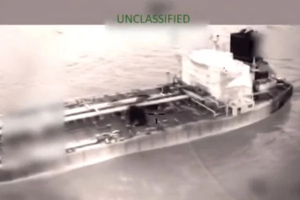  Ảnh chụp màn hình từ một video do Bộ trưởng An ninh Nội địa Hoa Kỳ Kristi Noem công bố vào ngày 9 tháng 1 năm 2026 cho thấy Lực lượng Bảo vệ bờ biển Hoa Kỳ lên tàu và bắt giữ tàu chở dầu Olina ở vùng biển quốc tế phía đông Biển Caribe. (Tài khoản X của Bộ trưởng An ninh Nội địa Hoa Kỳ Kristi Noem