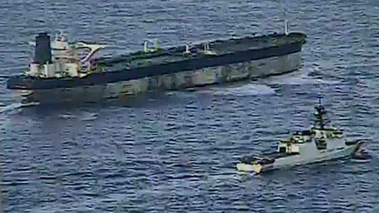 àu tuần tra bờ biển Mỹ hộ tống tàu chở dầu Marinera. Ảnh: Getty.